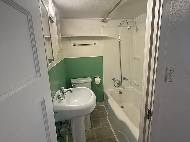 192 Van Ness Ave #4 — Photo 5