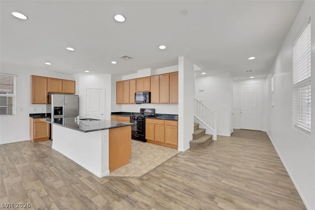 5 bed, 3.0 bath, 2469 sqft, $2,500 — Photo 2