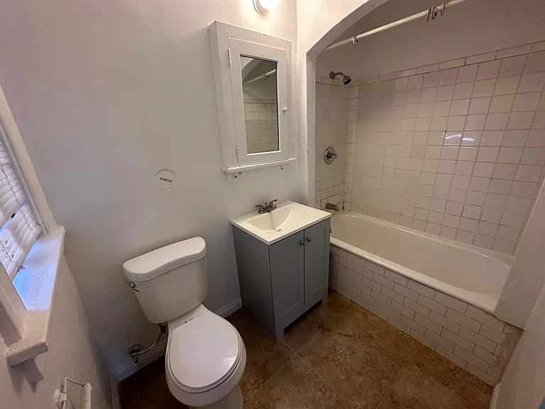 1251 W 36th Pl #1 — Photo 7