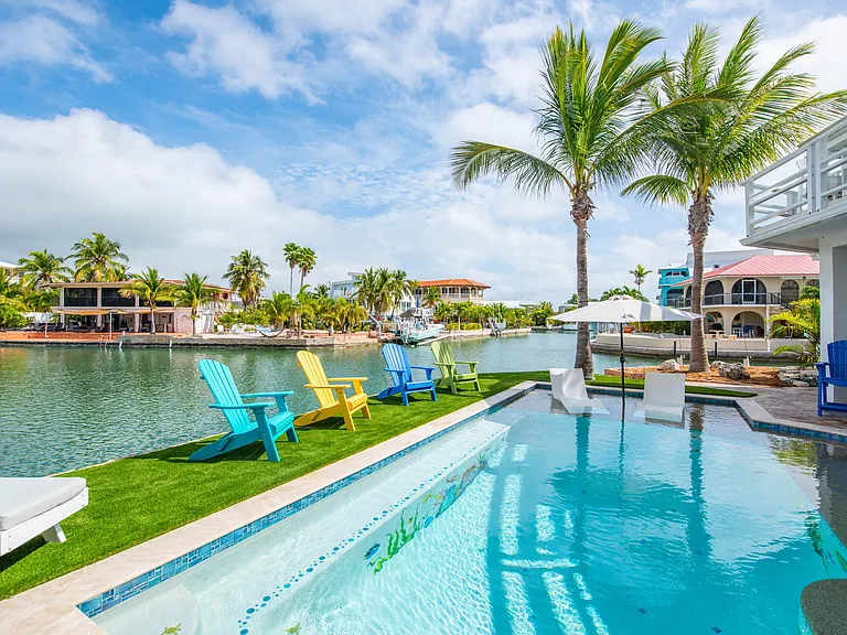 Bench seating along the perimeter of this amazing pool. The tile murals have to be seen. How many turtles are there? Book a stay and count for your self.