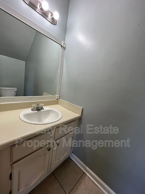 2 bed, 1.5 bath, 1000 sqft, $900 — Photo 3