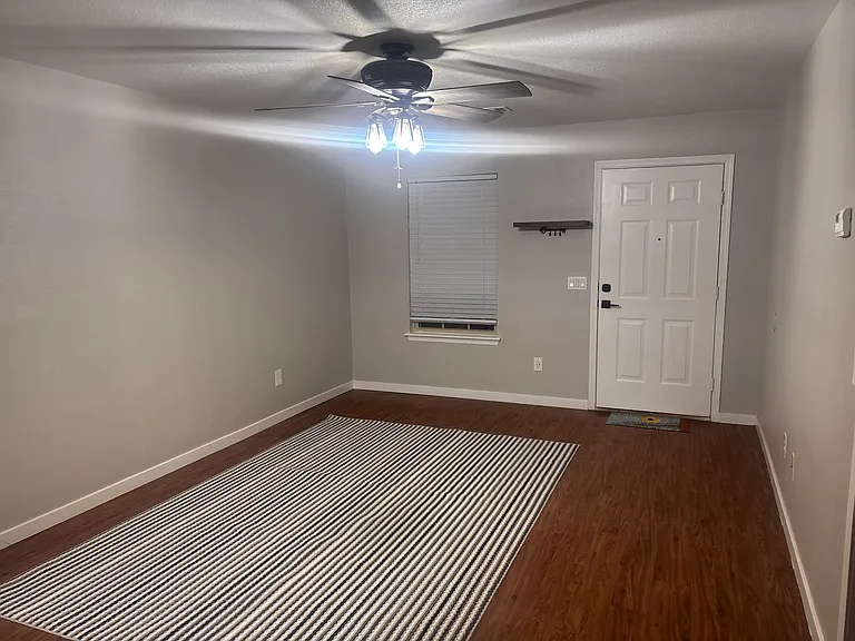 3300 SW Victoria Pl #2 — Photo 2