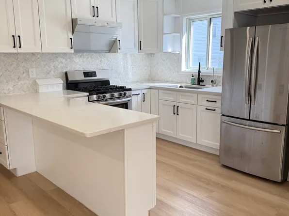 660 S 10th St, New Hyde Park, NY 11040