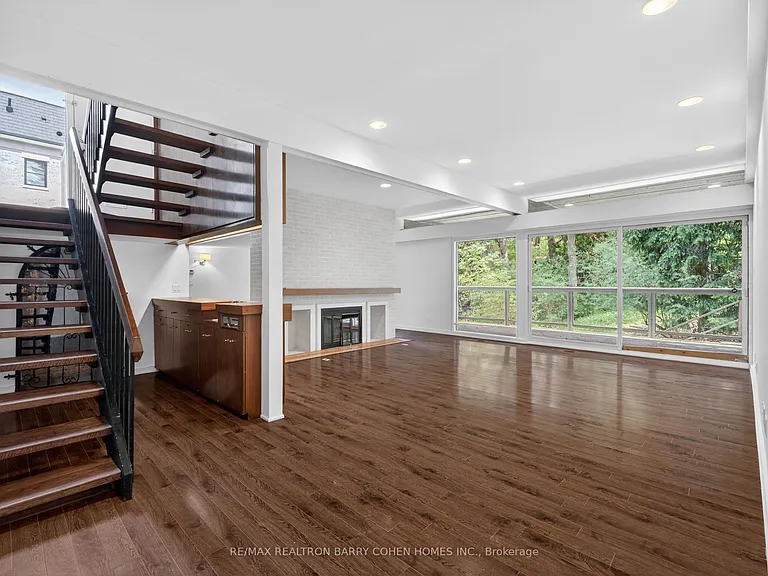 21 Tudor Gate — Photo 21