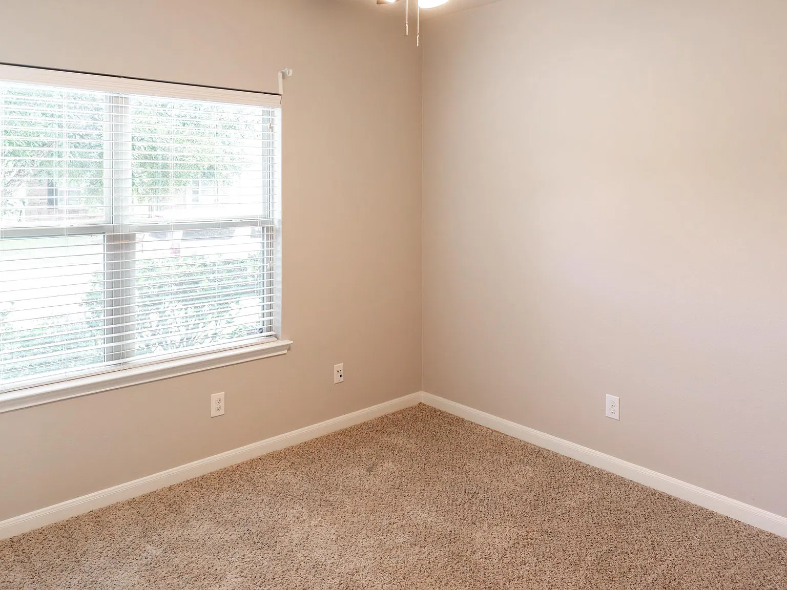 3 bed, 2.0 bath, 1360 sqft, $1,900 — Photo 4