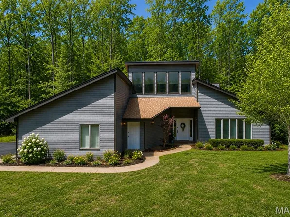 2201 Oakwood Dr, High Ridge, MO 63049