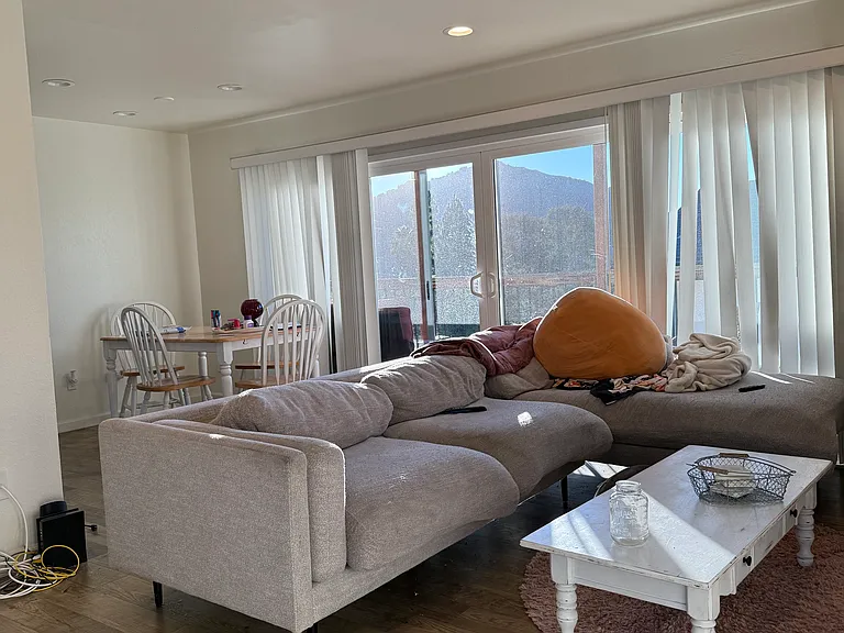 311 Longview Ln — Photo 2