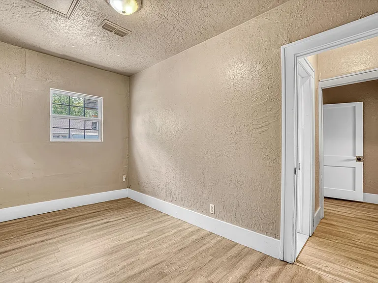 1508 N Crain St — Photo 16