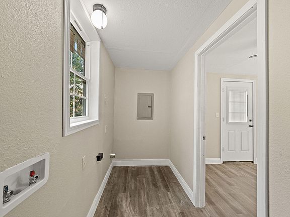 4th image of 921 Lake Ct