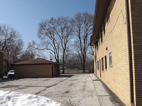 Parking side entrance 