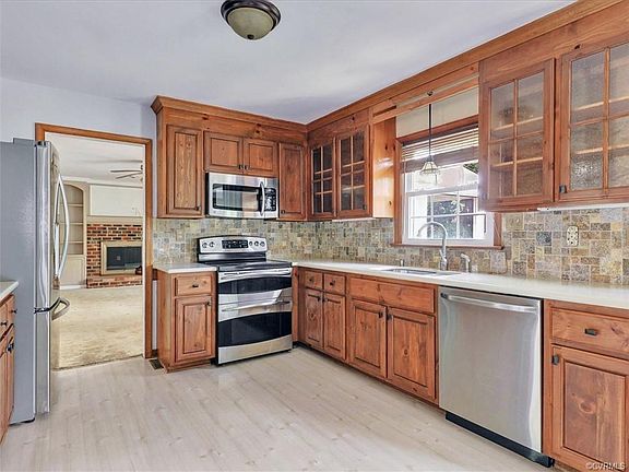 4th image of 2025 Castle Glen Dr