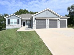 106 Troutman Cir, Dearborn, MO 64439