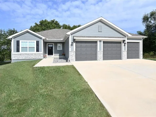 106 Troutman Cir, Dearborn, MO 64439