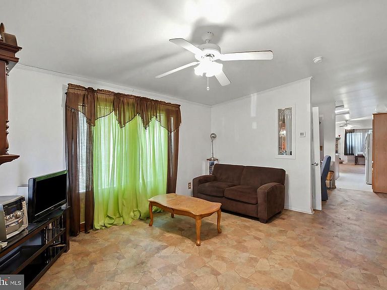 Listing photo 5