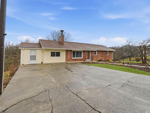 3rd image of 121 Chateaugay Rd