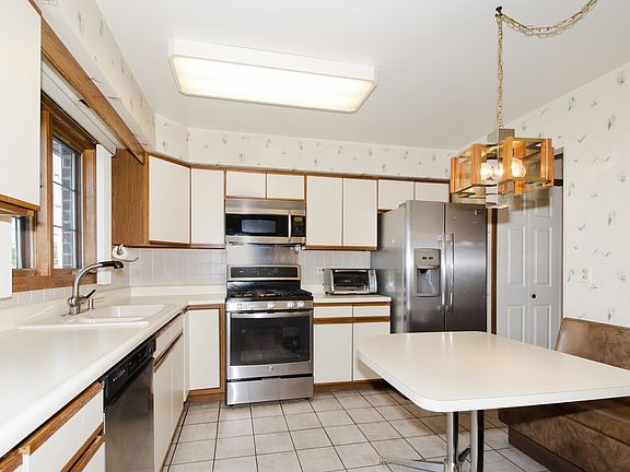 4th image of 4248 W Touhy Ave