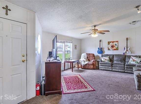 5th image of 65 Hillcrest Dr