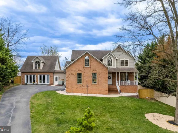 1991 Castlegreen Ct, Greencastle, PA 17225