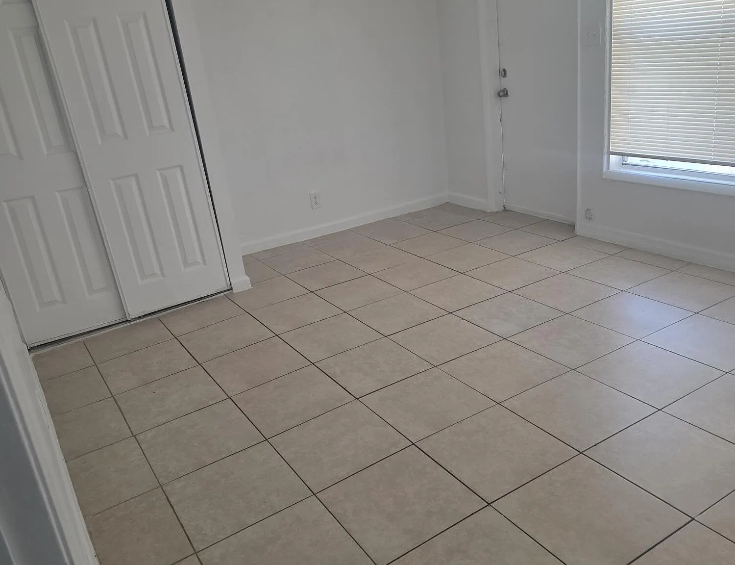 3 bed, 1.0 bath, 1000 sqft, $2,100 — Photo 3