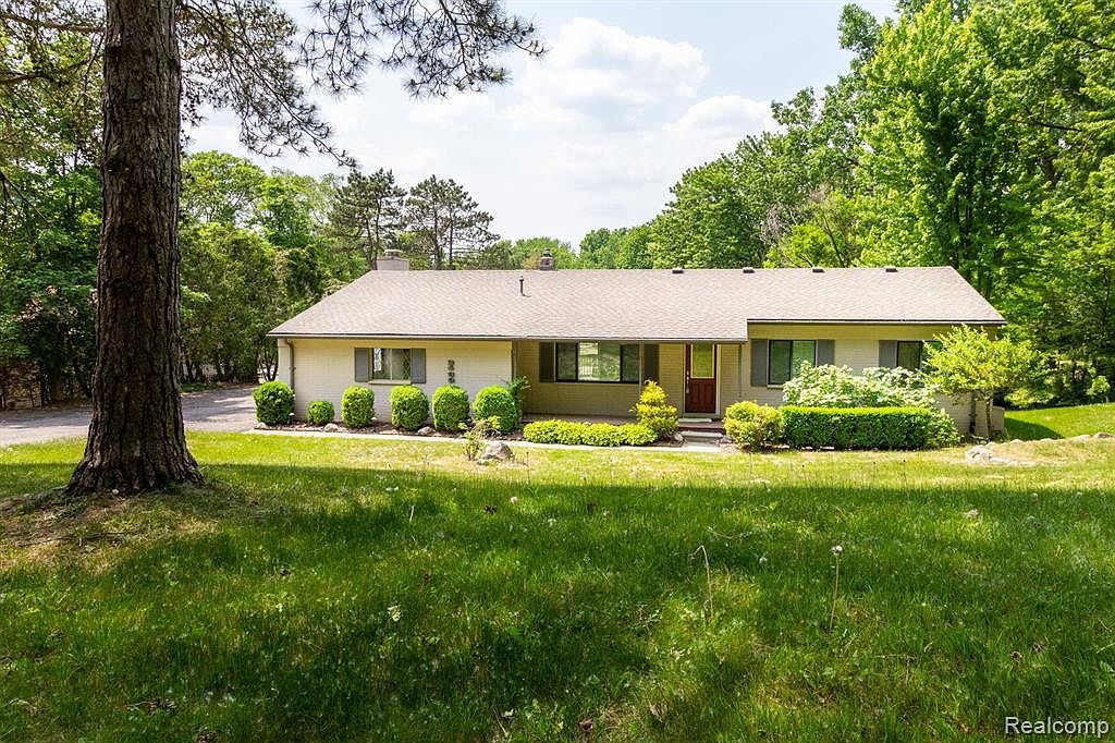 2460 Beachview Ln, West Bloomfield, MI 48324 MLS 20230052184 Zillow