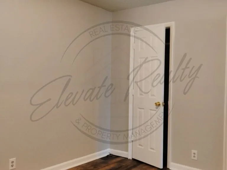 2437 Woodale Ln — Photo 19