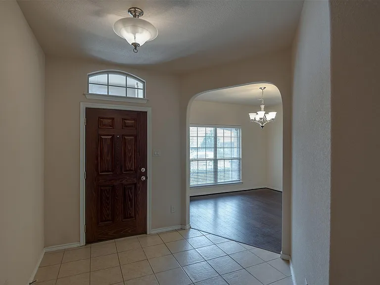 6677 Friendsway Dr — Photo 2