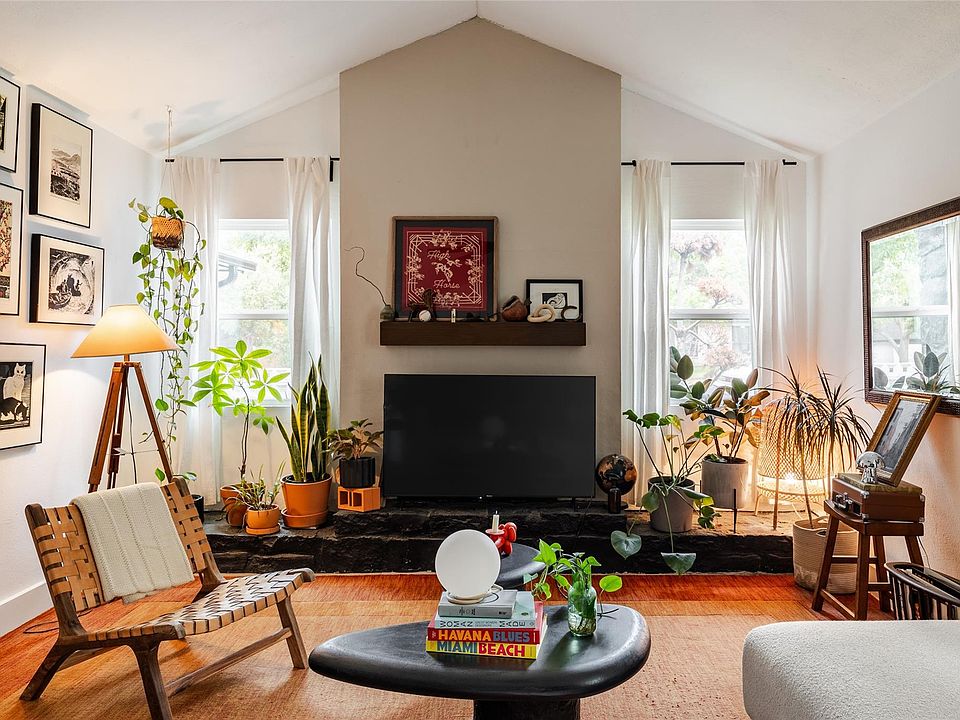 1st image of 904 Acorn Oaks Dr