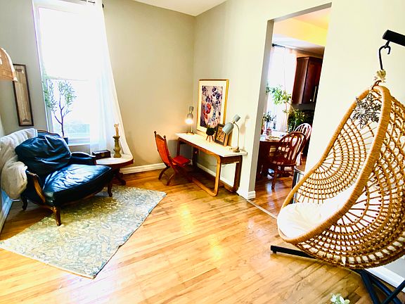 Middle room between kitchen and living room, used for dining, library, sitting or reading room