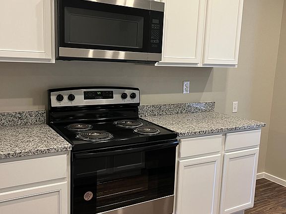 4th image of 2044 Kenwood Ave