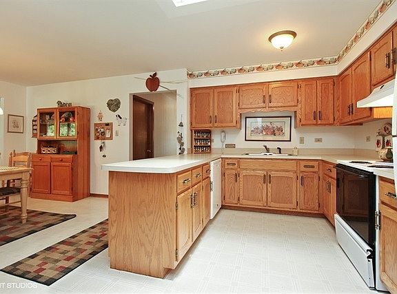 3rd image of 17006 Amherst Ln