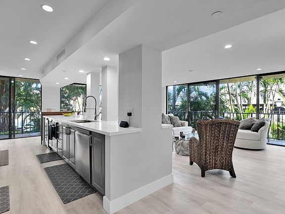5th image of 859 Jeffery St #202
