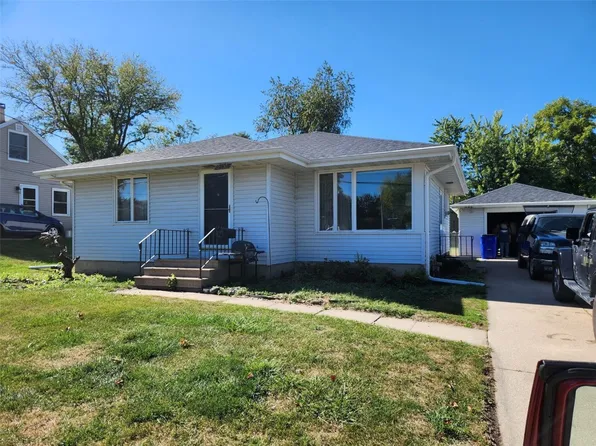 2935 Wildwood Ct NE, Cedar Rapids, IA 52402