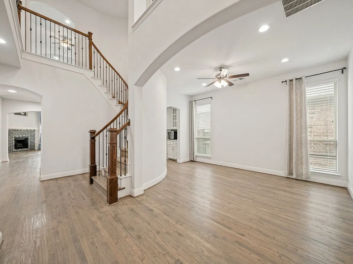 5 bed, 3793 sqft, $3,850 — Photo 1