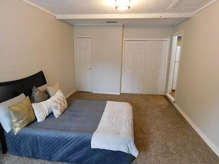 731 W Walnut St — Photo 4