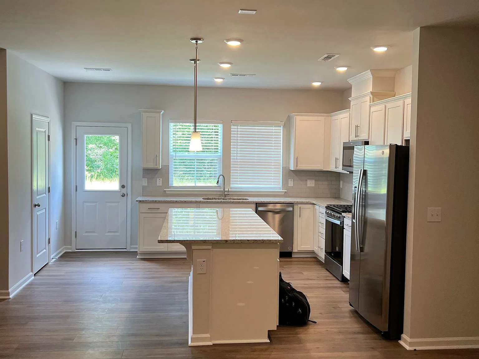 3 bed, 2.5 bath, 1748 sqft, $1,875 — Photo 3