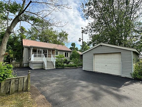 3rd image of 2592 Lakeshore Rd