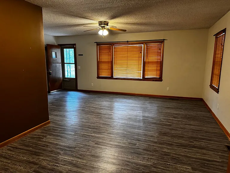 119 S Byers Ave — Photo 2