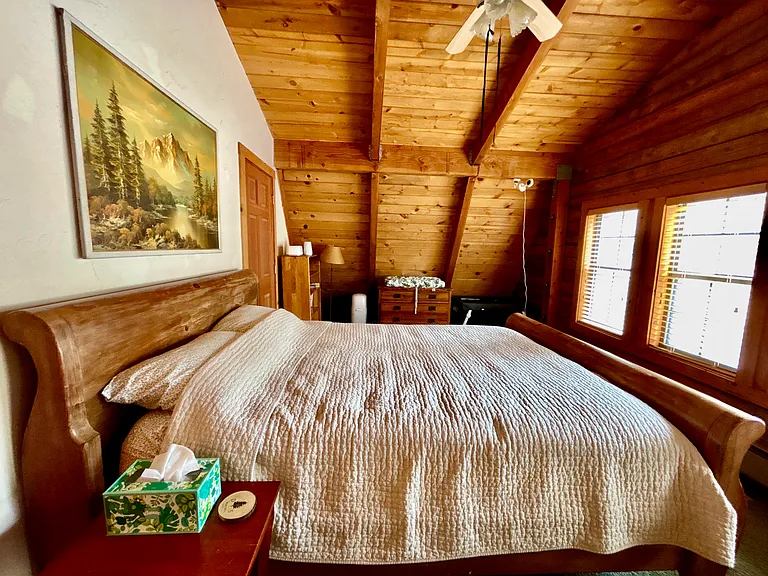 Bedroom 2 - Queen Bed