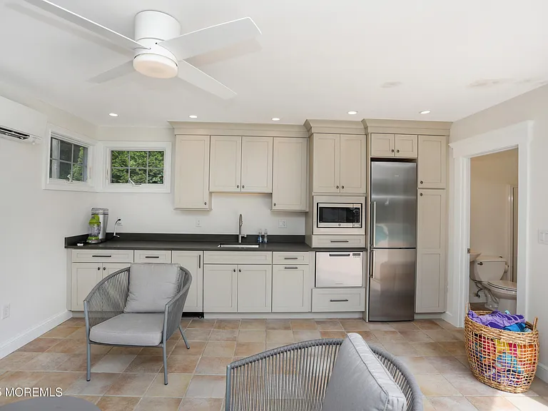 38 Vroom Ave — Photo 15