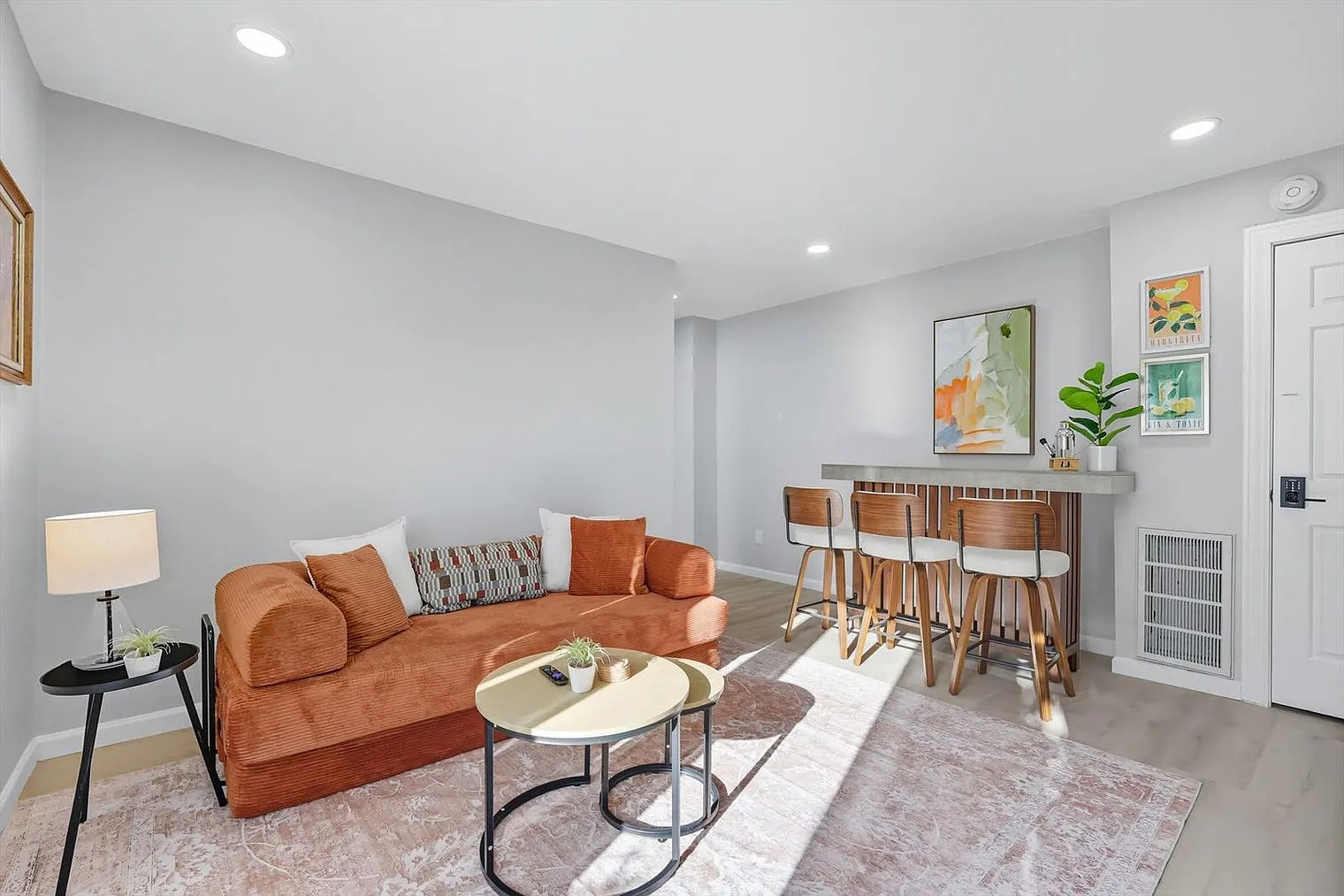 7 bed, 5.0 bath, 4660 sqft, $15,766 — Photo 3