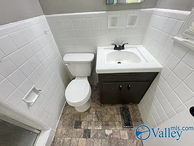 1114 Retlaw St NW — Photo 13