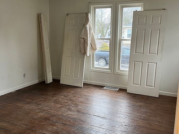 4th image of 226 E Merry Ave