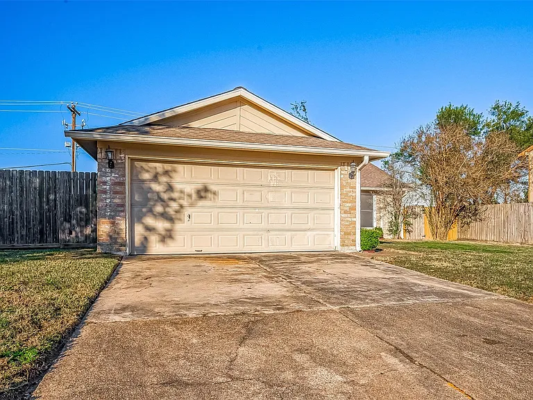 610 Bienville Ln — Photo 2