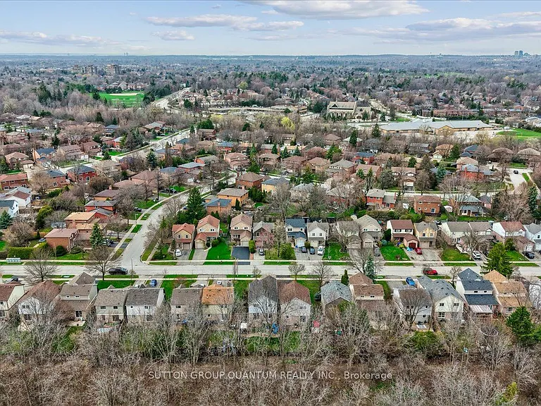 1120 Montgomery Dr — Photo 2