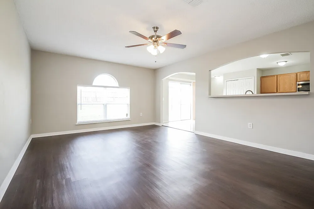 4 bed, 2.5 bath, 1926 sqft, $4,310 — Photo 4