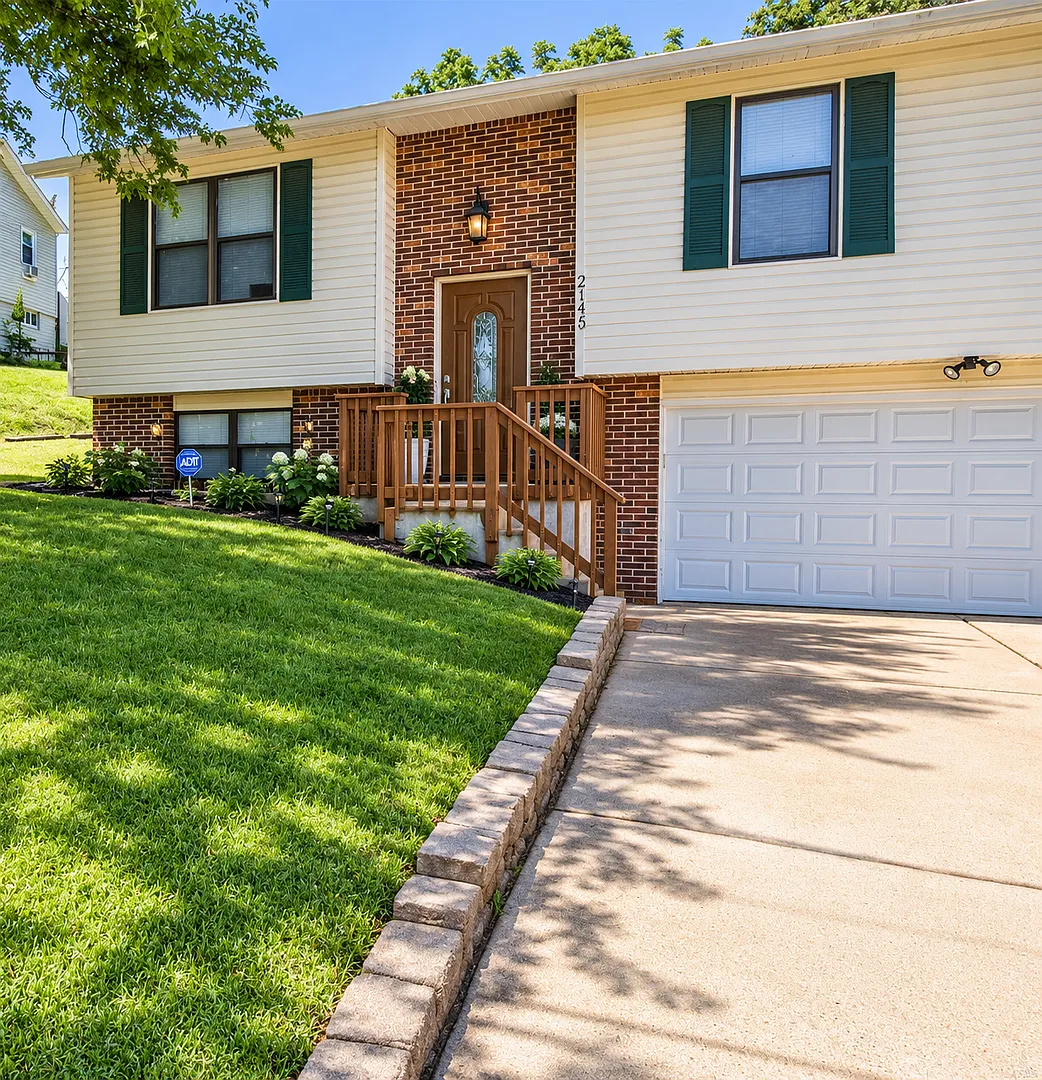 Split Level Home in Imperial. — Photo 1