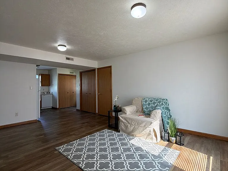 275 Woodridge Ct — Photo 1