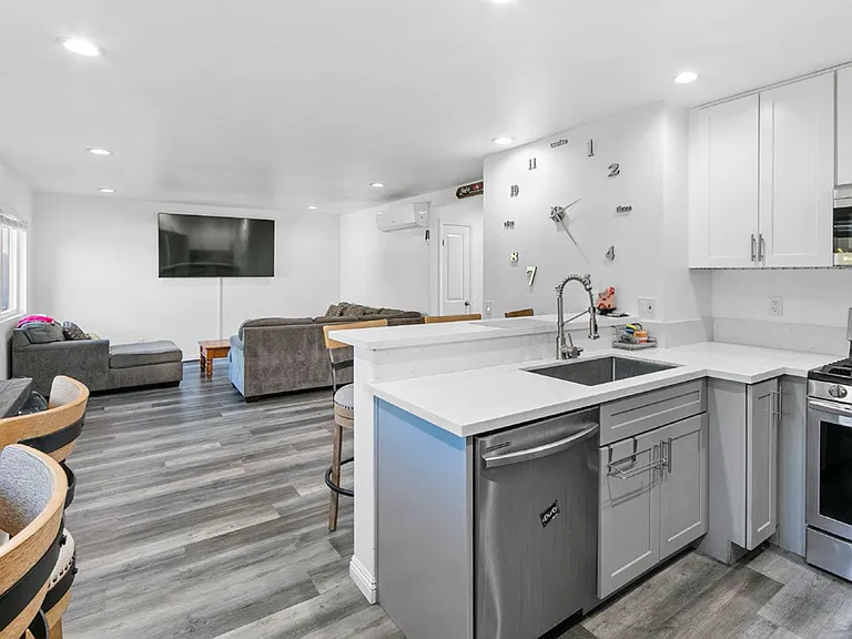 1206 Gladys Ave #8 — Photo 3