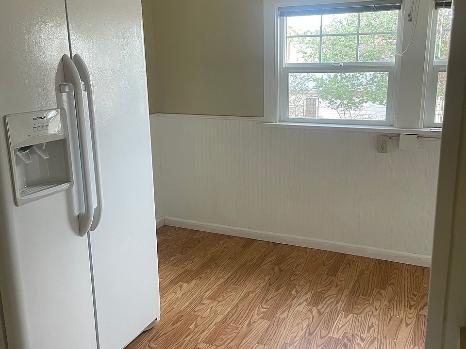 1st image of 209 W Gilliam St