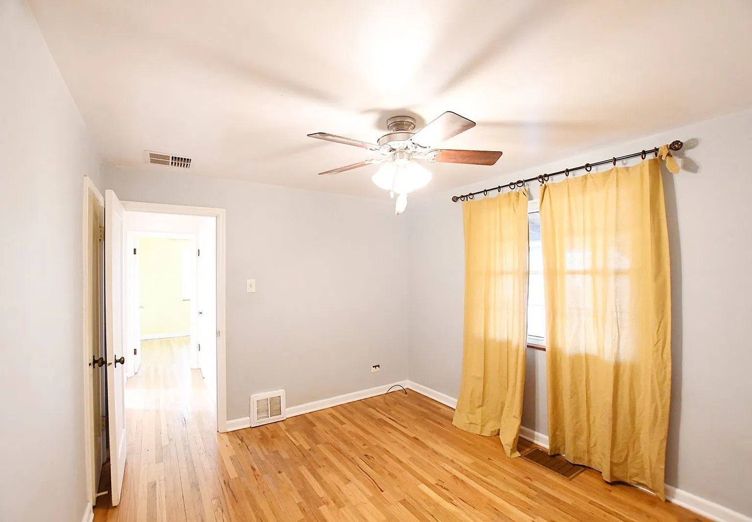 3 bed, 1.0 bath, 1069 sqft, $2,630 — Photo 4
